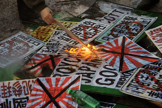 South Korean conservative activists burn placards during a protest to lodge a complaint against Japanese Prime Minister Shinzo Abe visiting the Yasukuni war shrine to mark the first anniversary of his taking office, in Seoul on December 27, 2013. (AFP Photo/Woohae Cho)