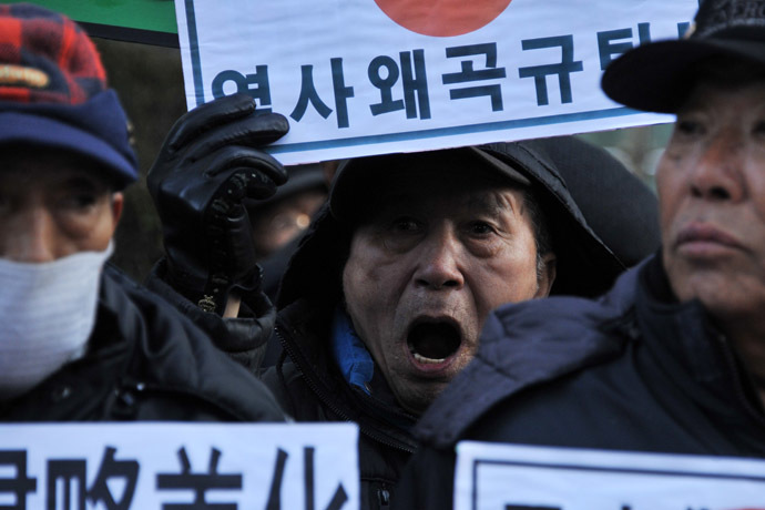 South Korean conservative activists shout slogans during a protest to lodge a complaint against Japanese Prime Minister Shinzo Abe visiting the Yasukuni war shrine to mark the first anniversary of his taking office, in Seoul on December 27, 2013. (AFP Photo/Woohae Cho)