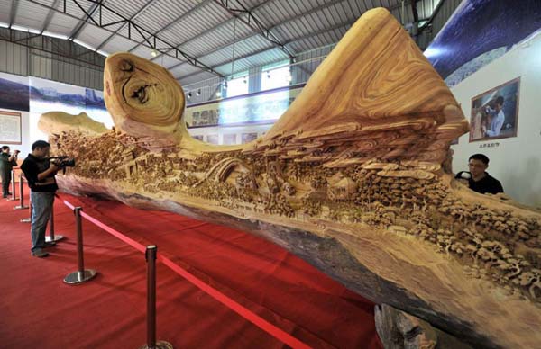 Then Zheng Chunhui, a famous wood carver, spent over four years creating this masterpiece.
